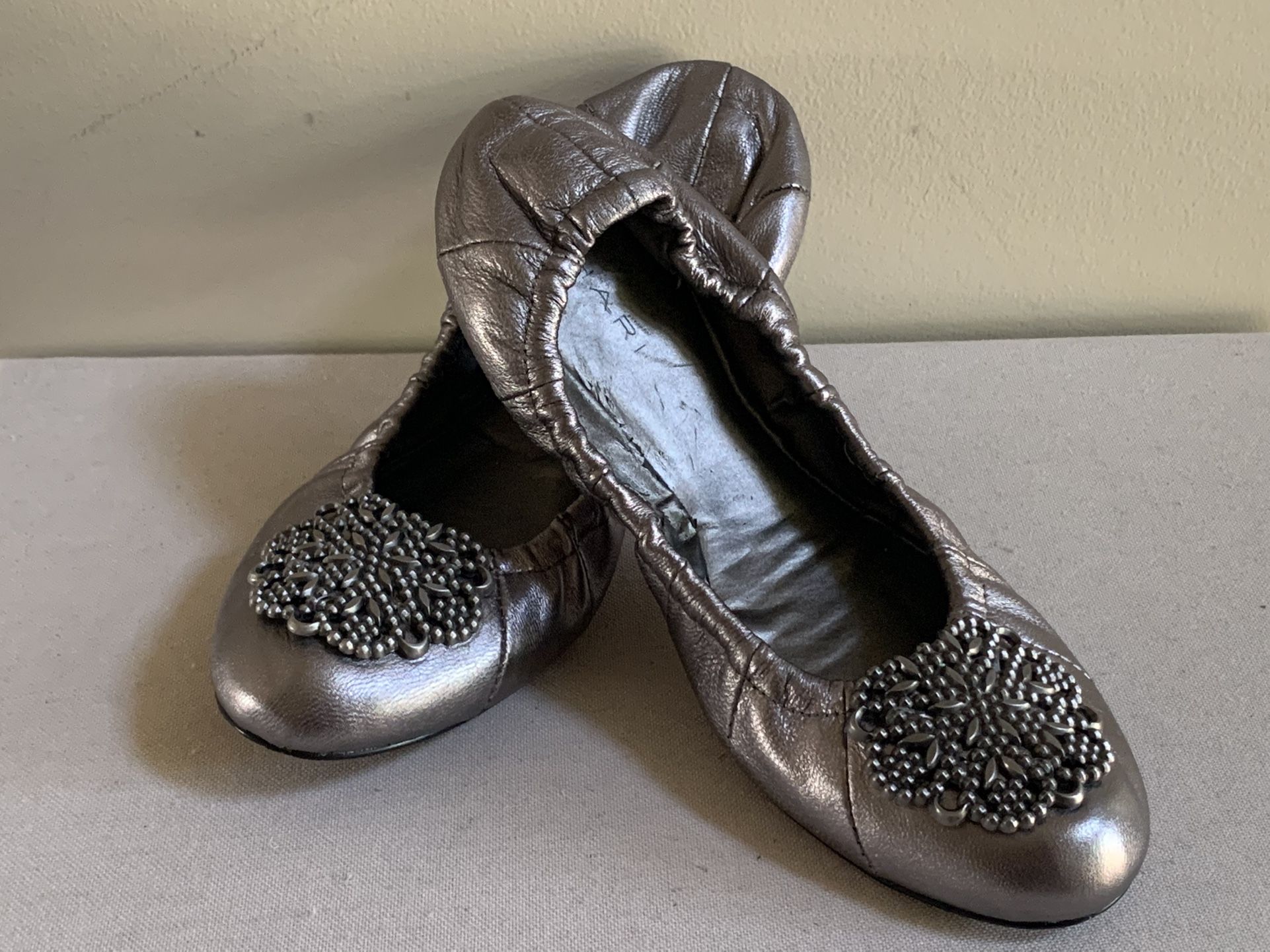 TAHARi Ballet Flats Sz 7M Valerie Silver Gray Leather Scrunch Comfort