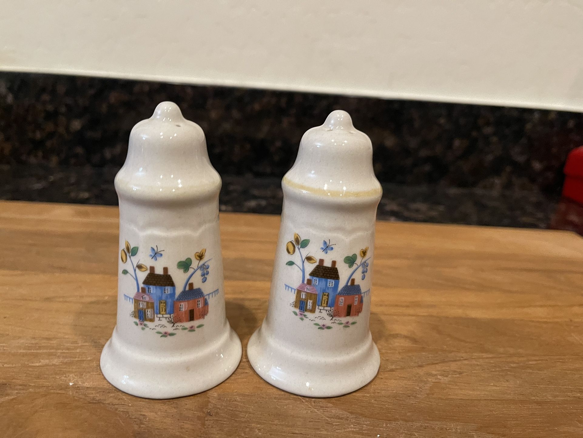 International heartland Salt and Pepper Set