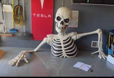 Halloween - Giant ground breaking skeleton with LCD eyes