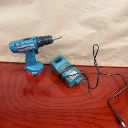 Makita 6233D Drill with 14.4v  2.0Ah Battery and Charger - TESTED