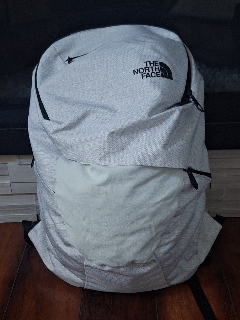 THE NORTH FACE Aurora 22L Backpack, White Metallic/Black