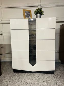 Tall chest of drawers or cabinet or dresser with 5 drawers