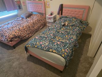 2 girls twin beds with Mattresse/Covers