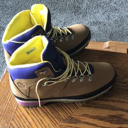 It’s about to get cold outside women’s Timberland boots  Size 11 almost new worn twice