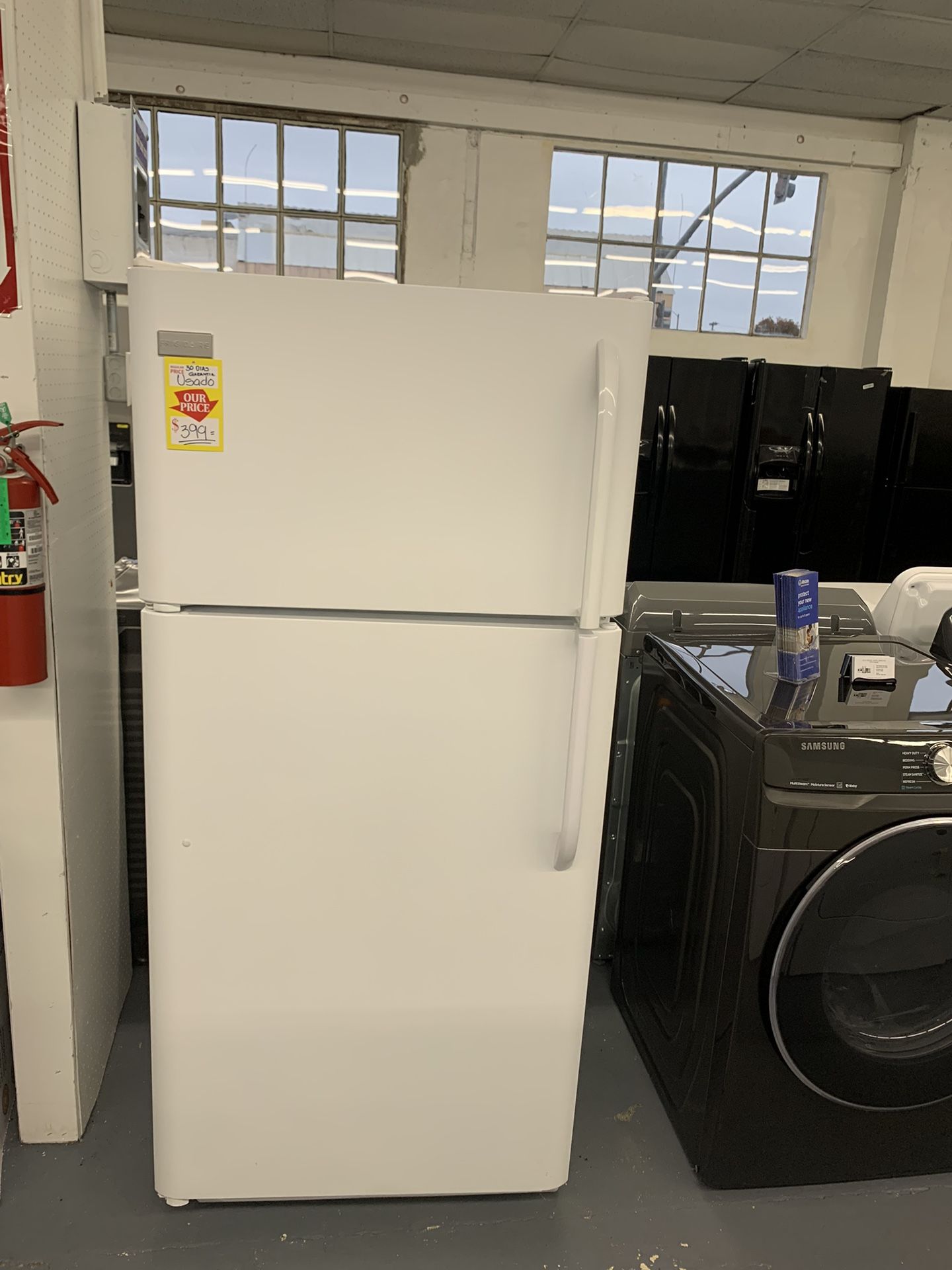 USED ​​TOP FREEZER REFRIGERATOR. $399