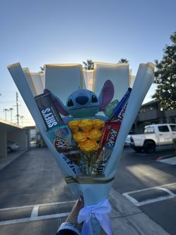 6 Eternal Roses with candy 