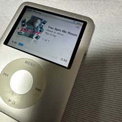 Apple iPod Nano 3rd Generation 4GB USB MP3 Player - Silver (MA978LL)