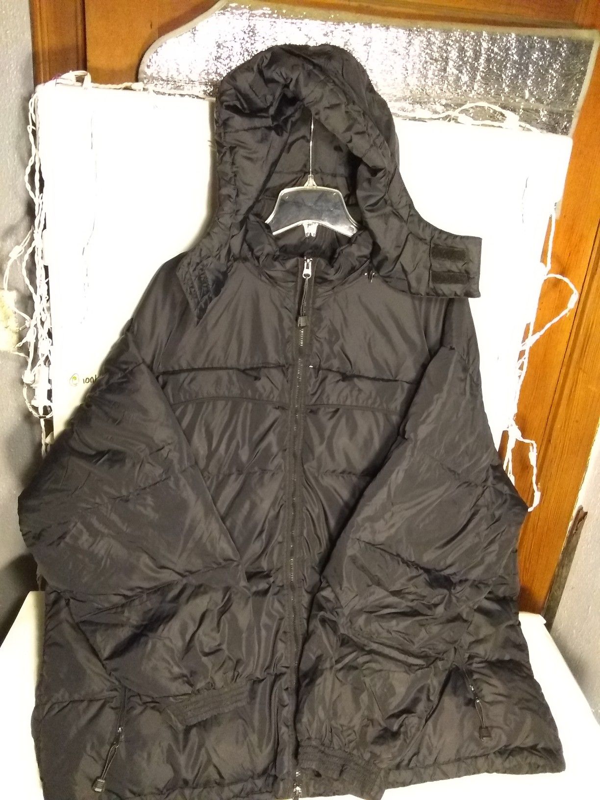 100% nylon lightweight Down winter coat. With detachable hood and can easily fold in a Backpack 3XL 2'.9" L By Colorado