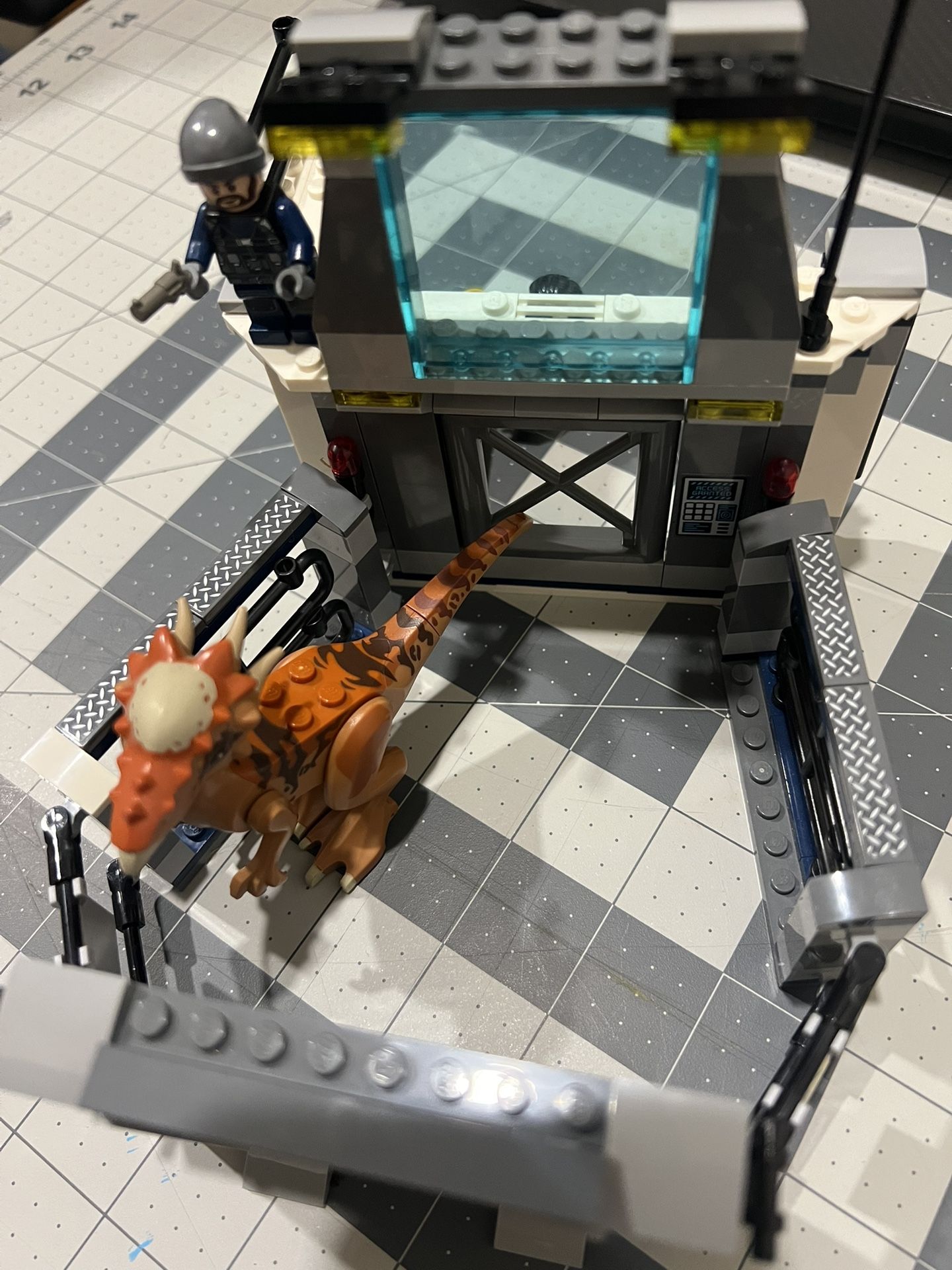 Lego 75927 Jurassic world stygimoloch breakout  Missing a few pieces Mostly complete  As is as shown 