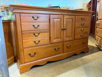 SUMTER CABINET CO. Solid Oak Dresser