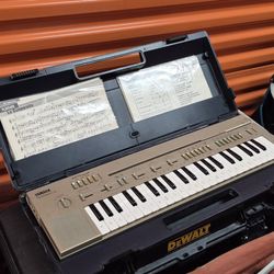 Vintage Yamaha PortaSound PC-100 Keyboard With Playcards and Case