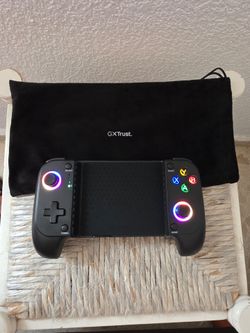 Wireless gaming controller