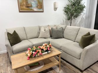 Sectional Couch 🛋 (FREE Delivery)
