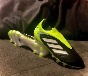 Soccer Cleats Elite Laceless