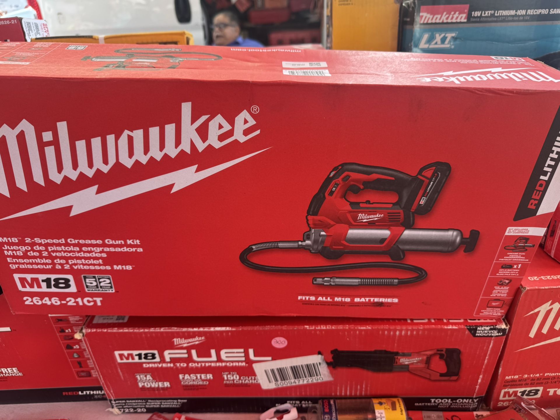Milwaukee M18 18V Lithium-Ion Cordless Grease Gun 2-Speed with (1) 1.5Ah Batteries, Charger, Tool Bag