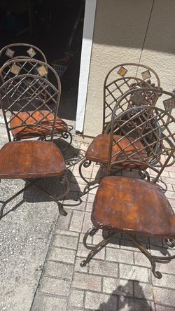 4 Free Sining Chairs in downtown orlando