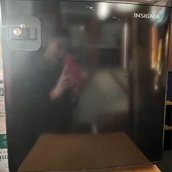 New Insignia™ - 1.7 Cu. Ft. Mini Fridge with ENERGY STAR Certification and lock- Black