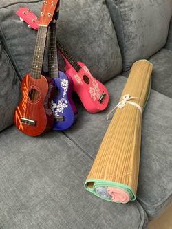 💰 BEST OFFER WILL BE ACCEPTED 3 REAL HAWAIIAN BEACH MATS AND 3 UKULELES!