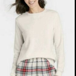 Pajama set includes plush sweatshirt, flannel shorts small.  (O)