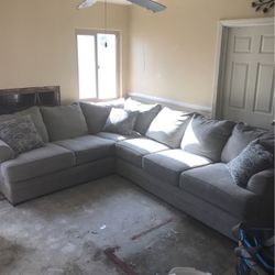 Broyhill Sectional Couch ( LIKE NEW )