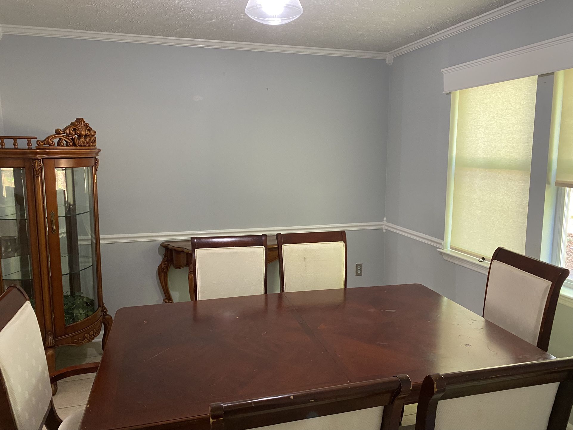 Dinning Room Set Includes Table, 6 Chairs And Leaf Insert