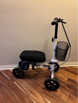 Knee scooter with basket