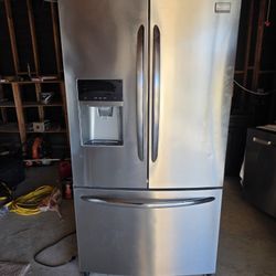 FRENCH DOOR REFRIGERATOR FOR SALE!