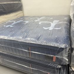 KING SIZE STEARNS & FOSTER LUX ESTATE PILLOW TOP MATTRESS & BOX SPRINGS BED SET