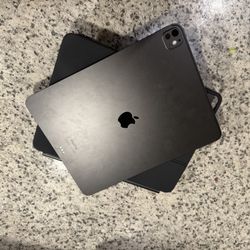 iPad Pro M4 13 Inch + Magic Keyboard 