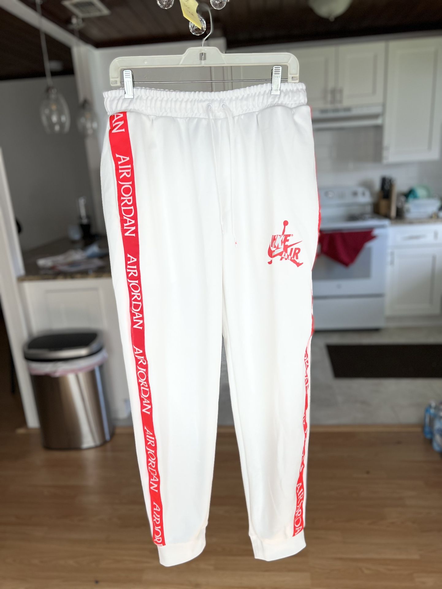 AIR JORDAN WHITE/BRIGHT PINK JOGGERS