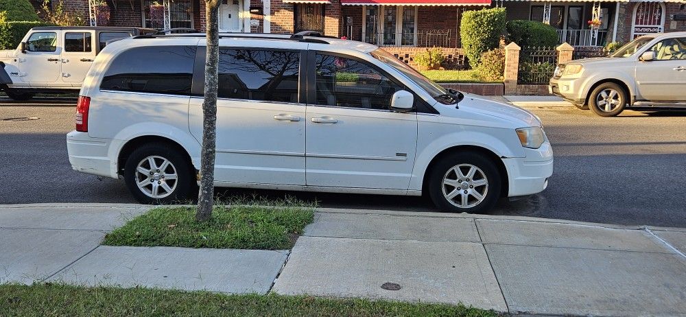 2008 Chrysler Town & Country
