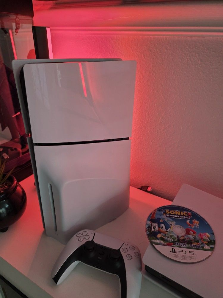 PLAYSTATION 5 / UN JUEGO / UN MANDO Y SUS CABLES
