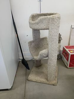 Heavy Cat tree 42 in tall.  Large 13 inch diameter bed on top. Cash only please