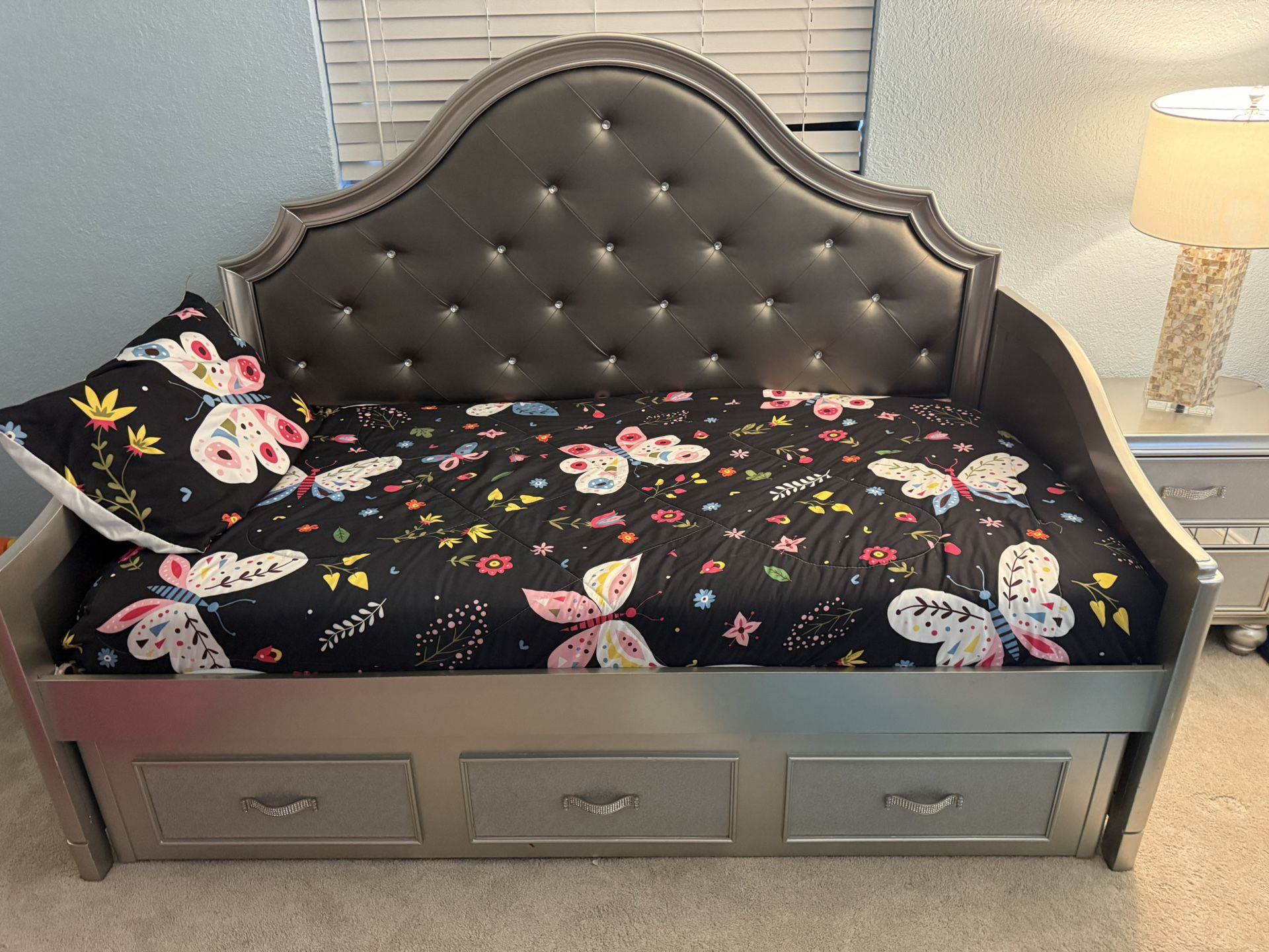 Daybed With Trundle And Dresser With Mirror