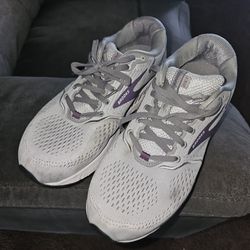 Woman's Used Tennis Shoes Size 12