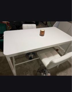 White Bar Table with 2 Stools