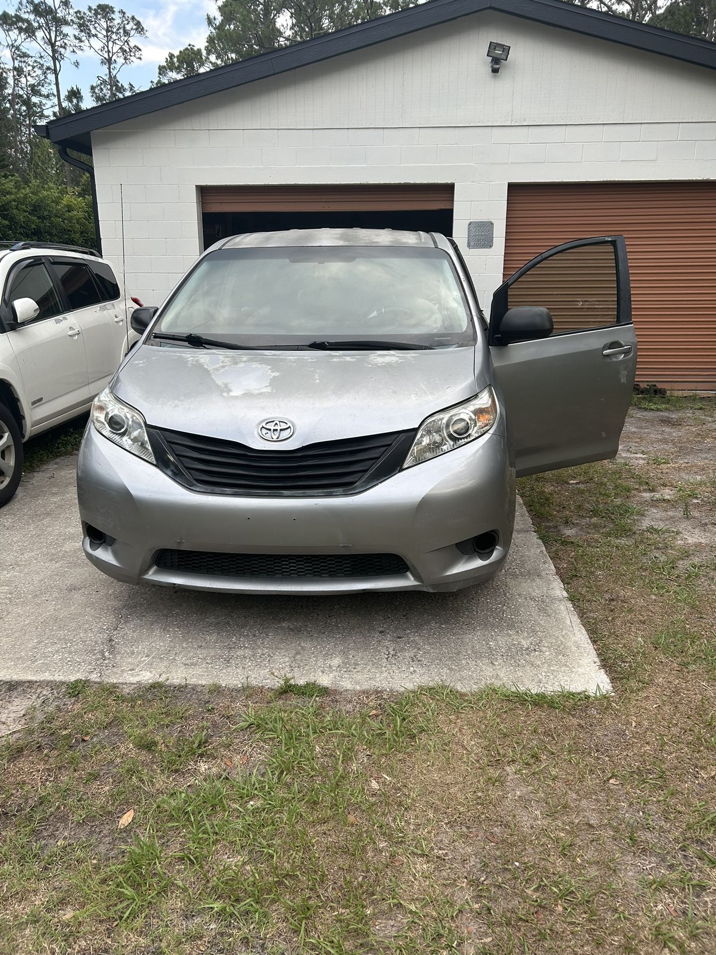 2011 Toyota Sienna For Parts Only 