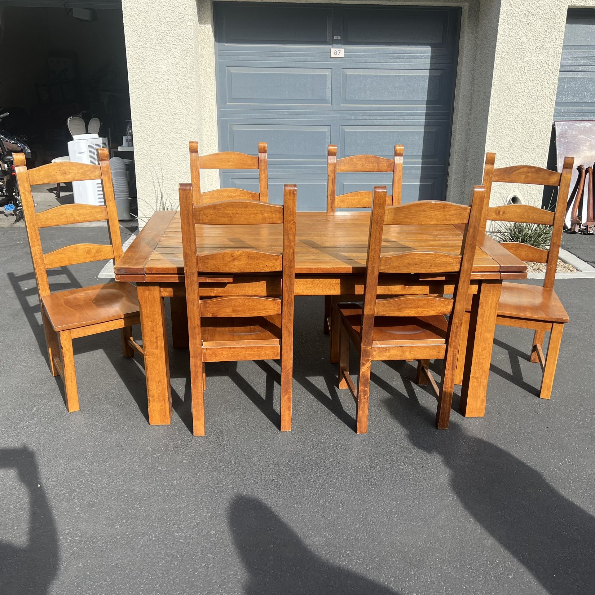 RC Willey Dining Room Table W/6 Chairs 2 Leafs (Pick Up Only)