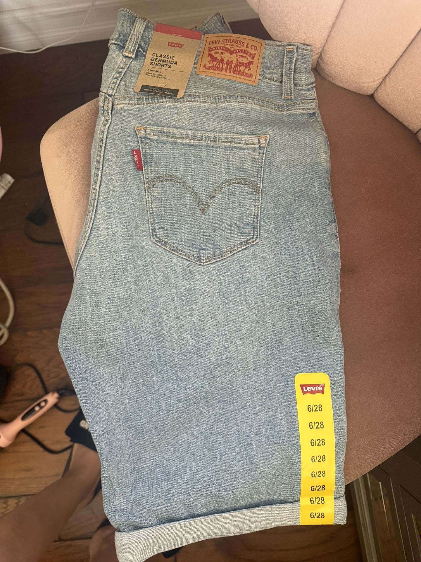 Levi’s Women’s Classic Bermuda Short Size 6 Light
