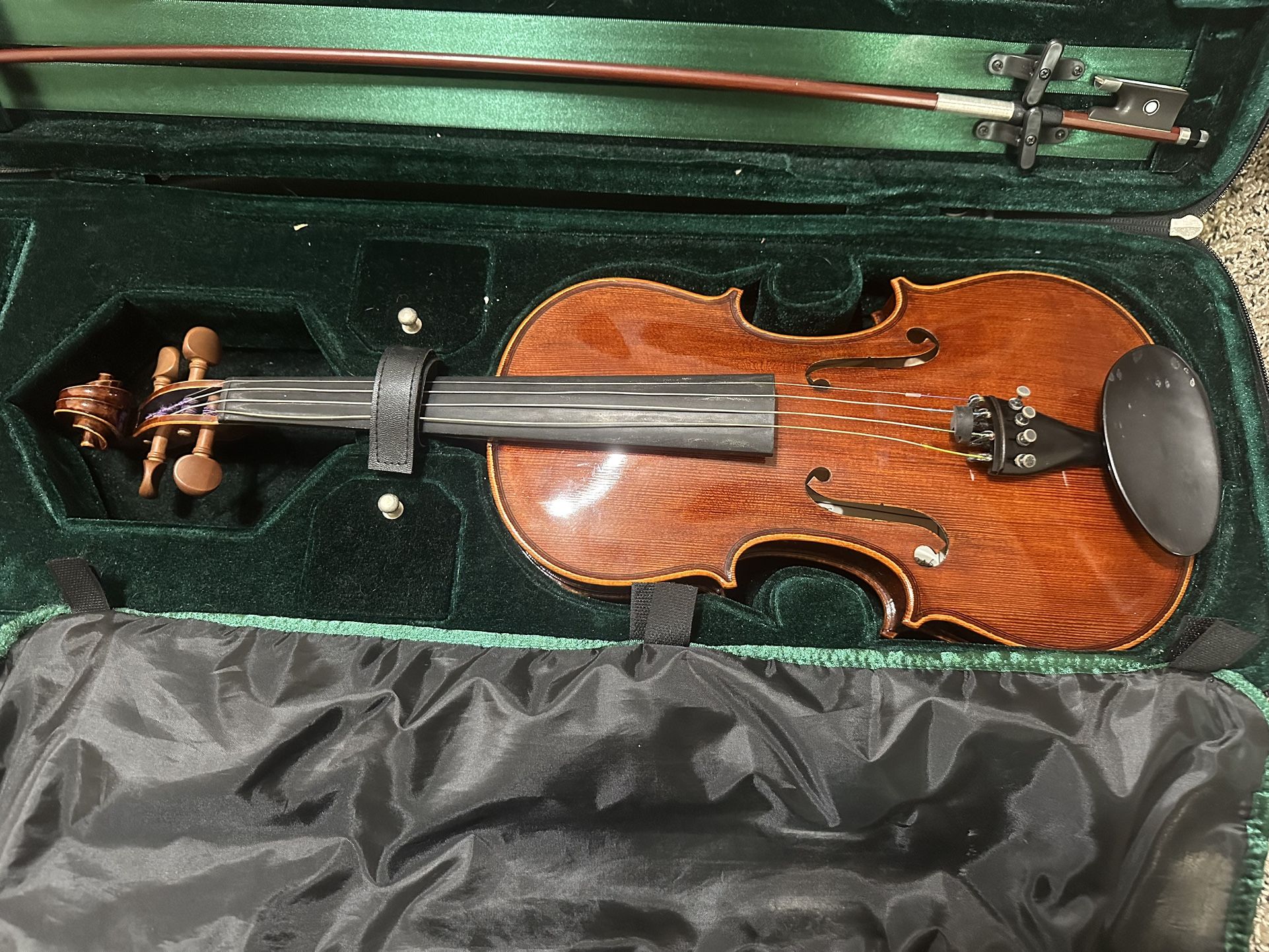 Cremona Maestro Series SV-1240 Violin In Case