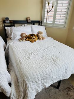 Wood headboard metal frame bed
