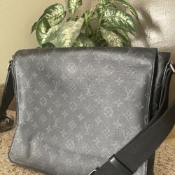 Louis Vuitton District MM Messenger Bag
