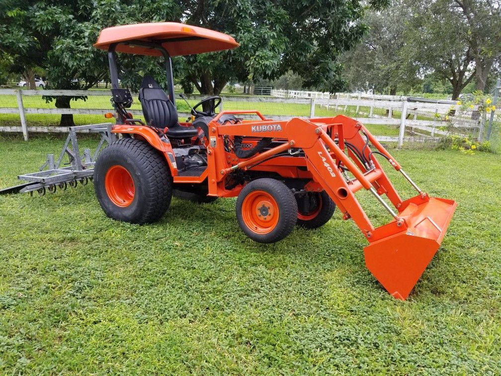 KUBOTA B7800 TRACTOR with Loader