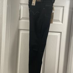 NWT - Size 8P - Black Levis Woman’s Jeans - Black