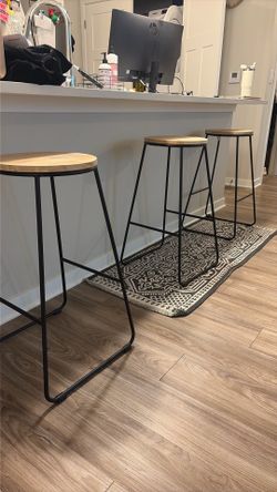 Like new: 3 Lightweight Kitchen Stools