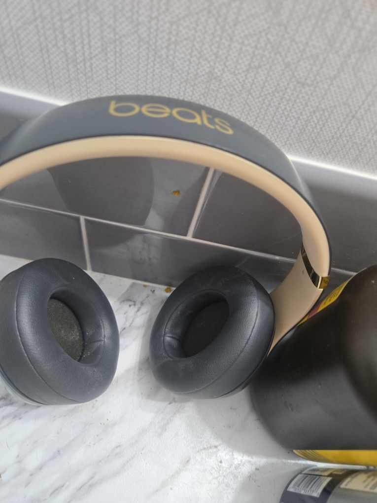 Beat solo three wireless headphones in good shape