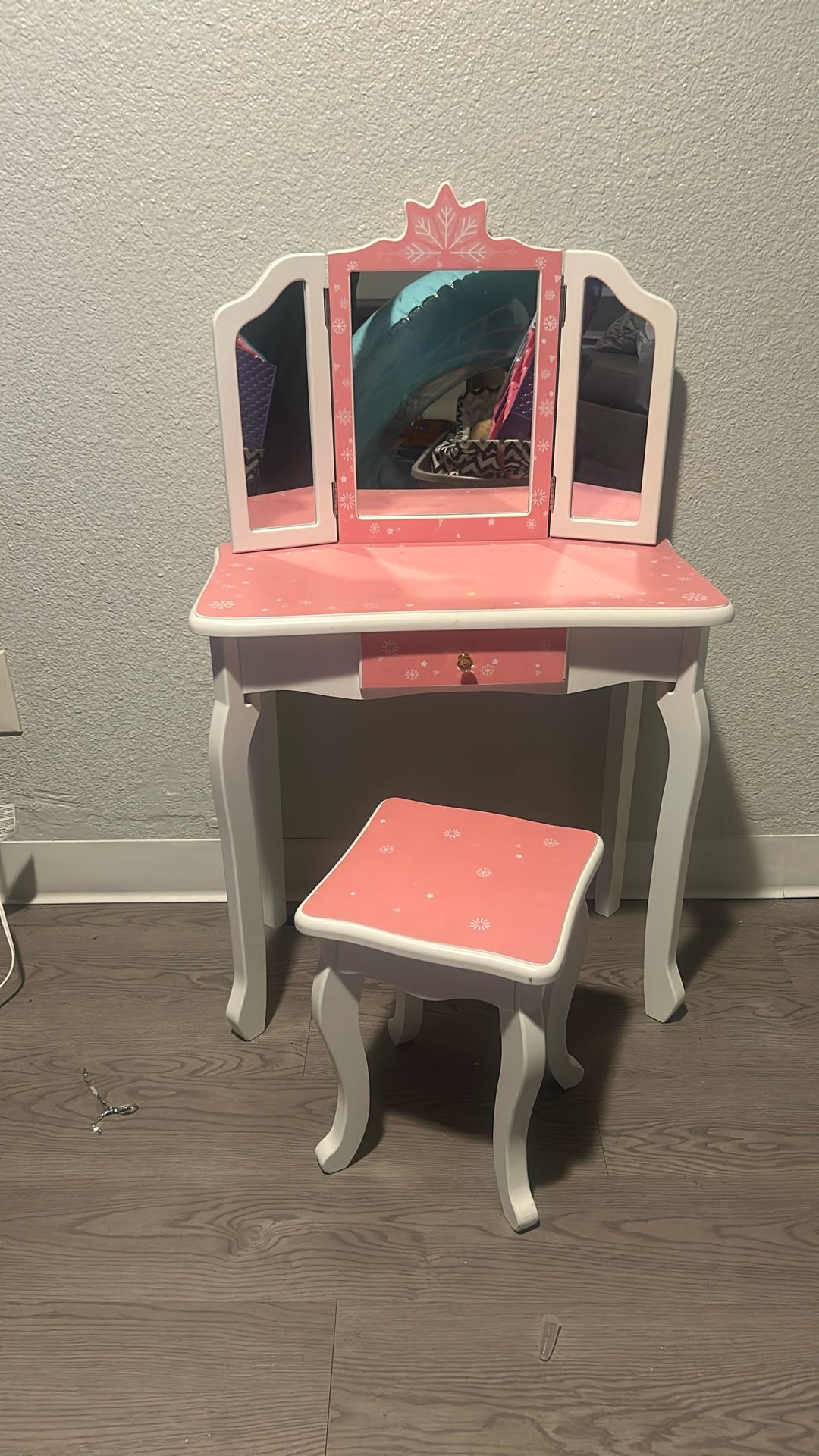 Girl’s Vanity Table With Tri Folding Mirror/Stool