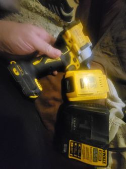 DeWalt DCF921 ATOMIC 20V MAX Brushless 1/2" Cordless Impact Wrench
With battery and charger