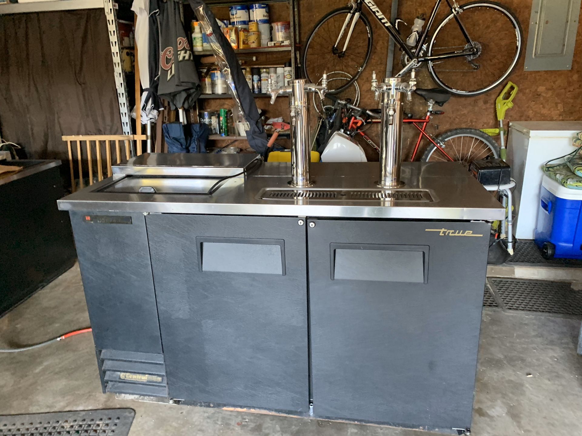 True; model TDD-2CT Beer Cooler has 6 draft beer heads