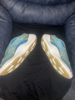 YEEZY 700 V3 “ARZARETH size 11